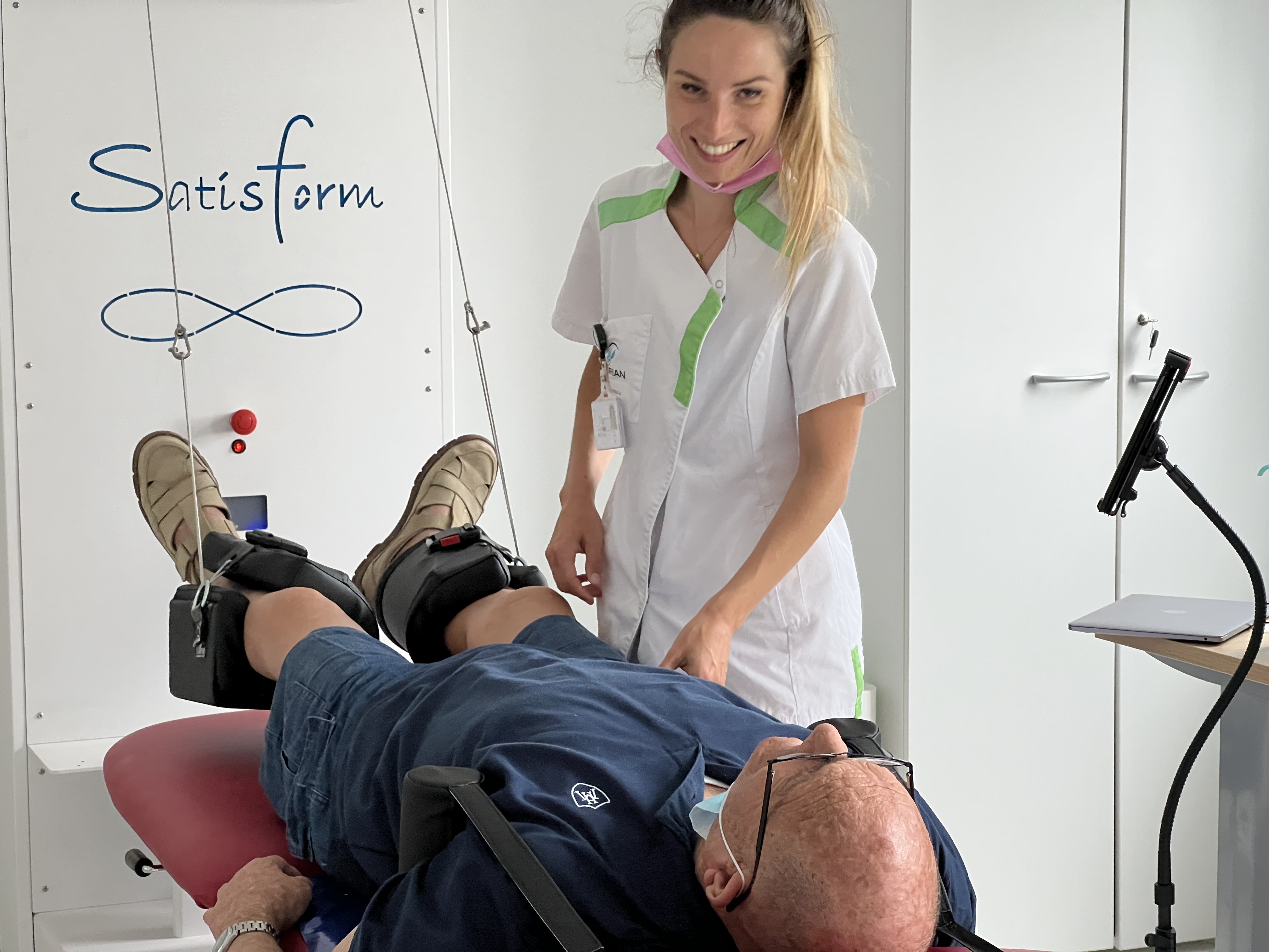 Pacient med robotsko mobilizacijo hrbtenice z napravo SATISFORM DPA Med