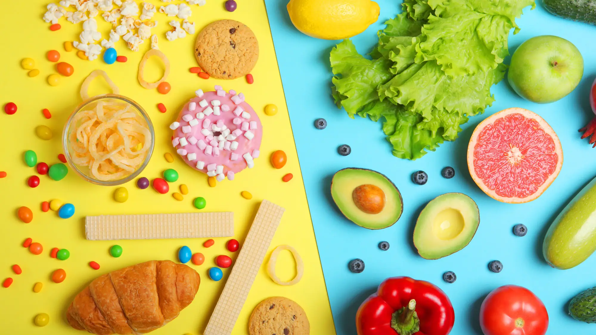 Primerjava med nezdravo in zdravo prehrano: sladkarije, prigrizki in procesirana hrana na eni strani ter sveže sadje, zelenjava in avokado na drugi – pomembno pri nadzoru sladkorne bolezni.