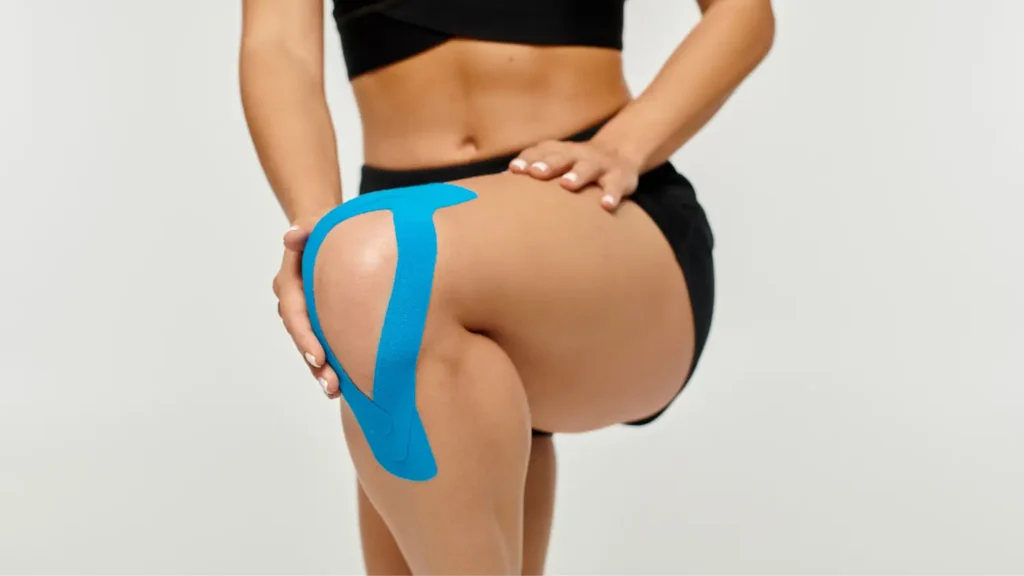 Kineziološki trak za koleno v obliki črke Y, nameščen za stabilizacijo pogačice pri tekaškem kolenu.