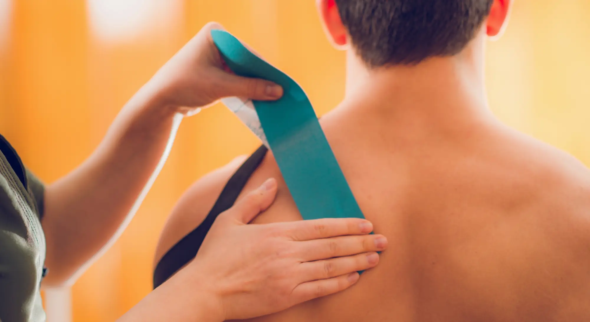 Kineziološki trakovi: namestitev na rami