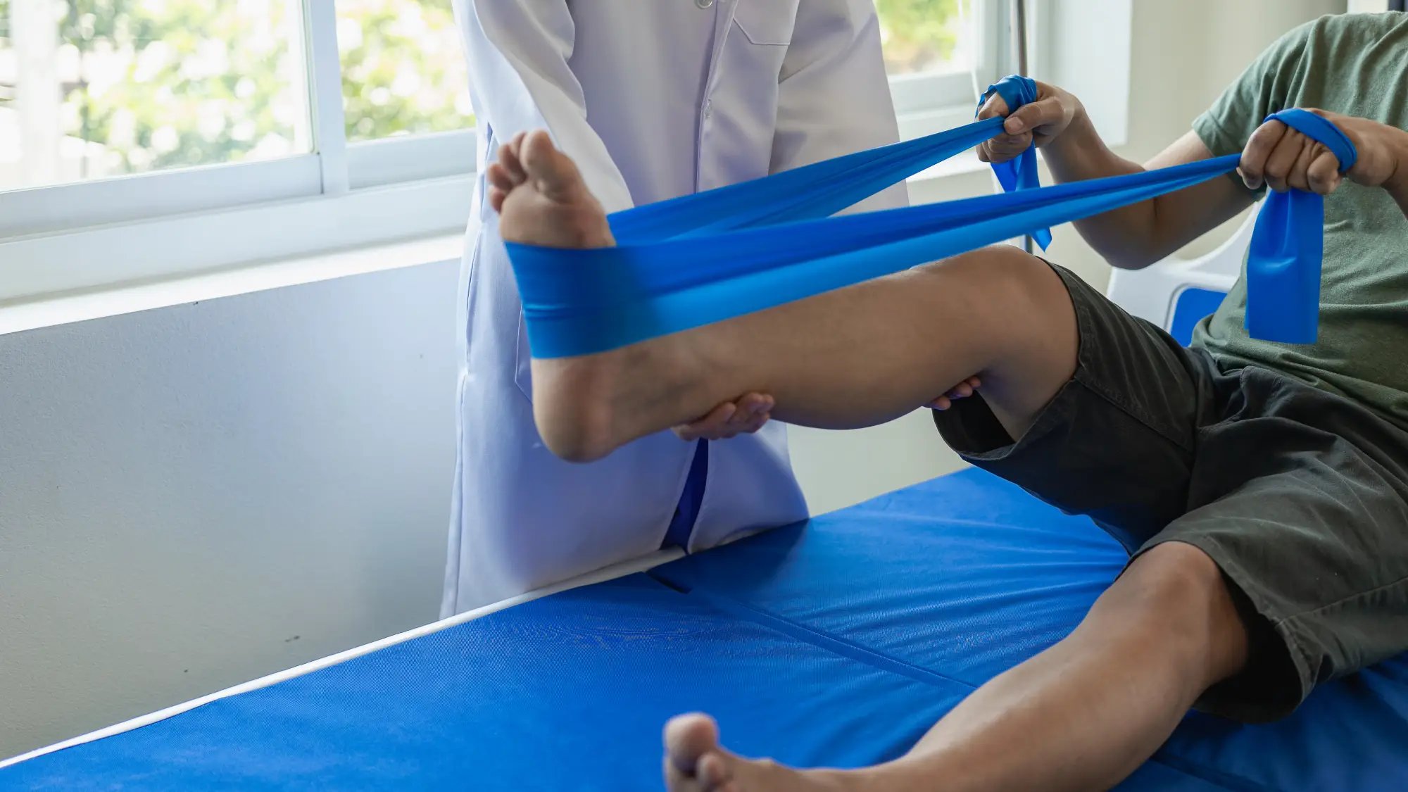 Rehabilitacija po operaciji kolena z elastičnim trakom pod strokovnim nadzorom fizioterapevta