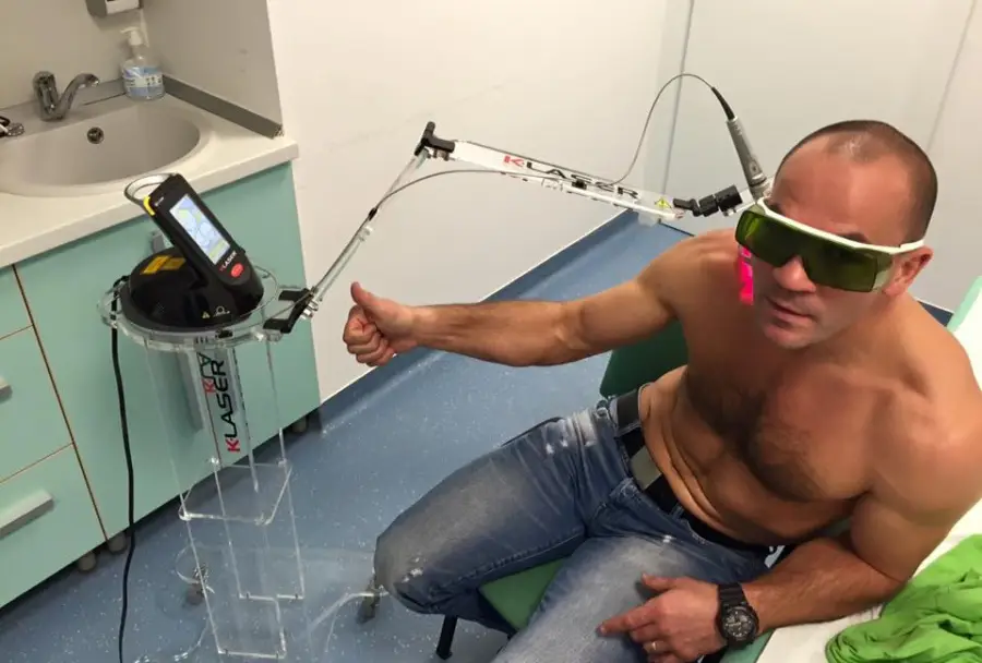 K-Laser terapija za lajšanje bolečin v vratu – pacient med postopkom