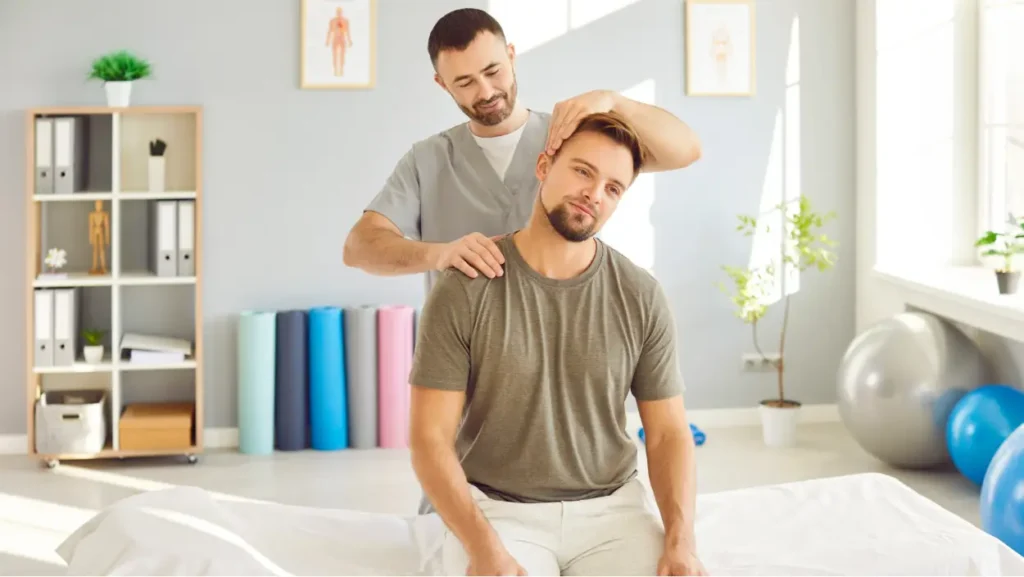 Fizioterapevt pomaga pacientu pri bolečinah v vratu z manualno terapijo