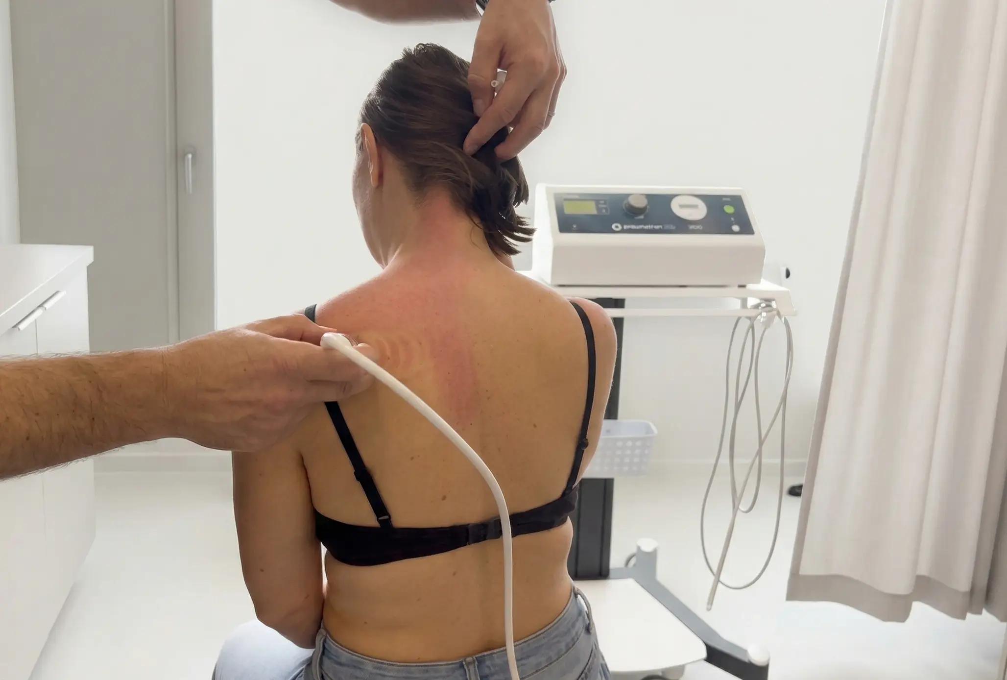 pnevmatska pulsacijska terapija Pneumatron 200 na hrbtu zmanjšanje bolečine