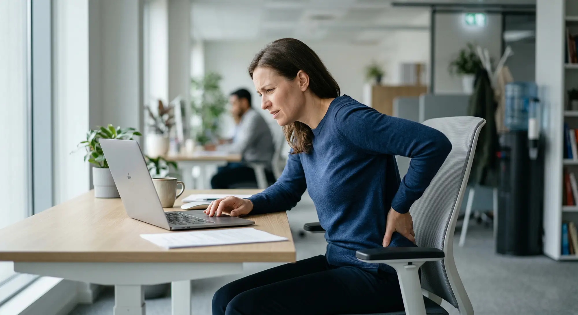 bolečine v križu zaradi dolgotrajnega sedenja za računalnikom nepravilna drža