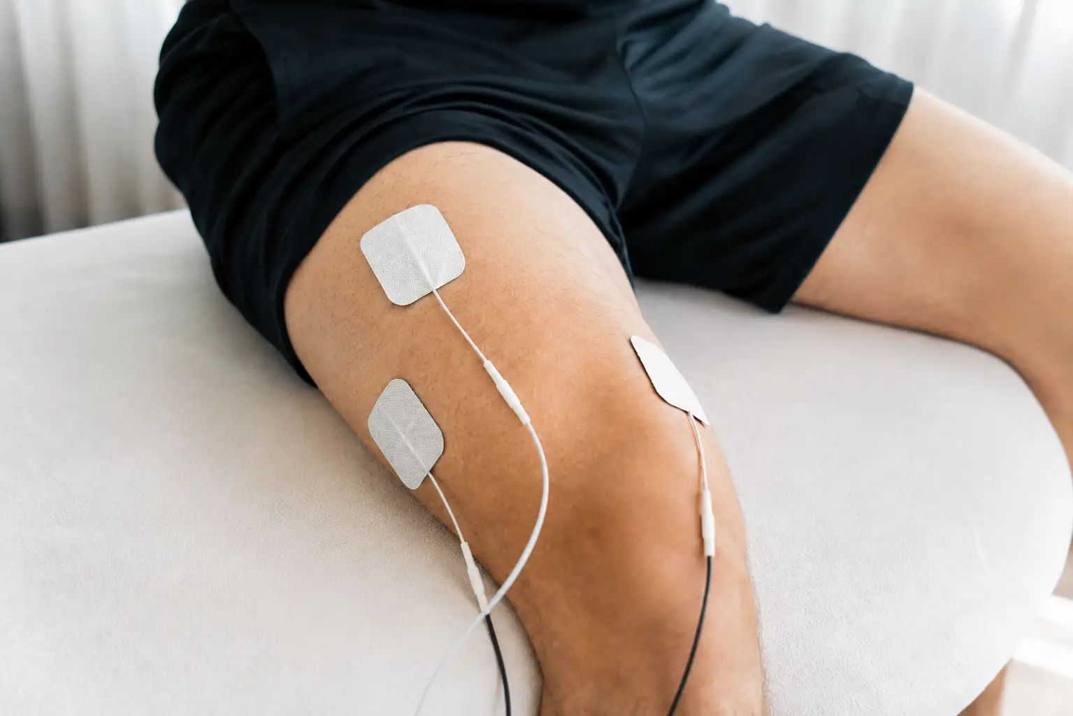Samolepilne elektrode za elektrostimulacijo nameščene na stegnu pacienta