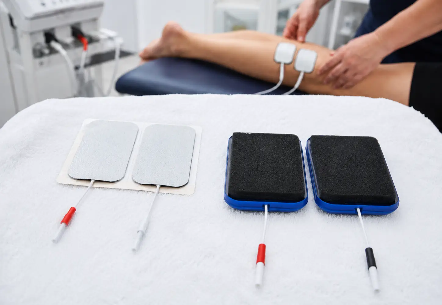 Dve vrsti elektrod za elektroterapijo v fizioterapevtski ambulanti