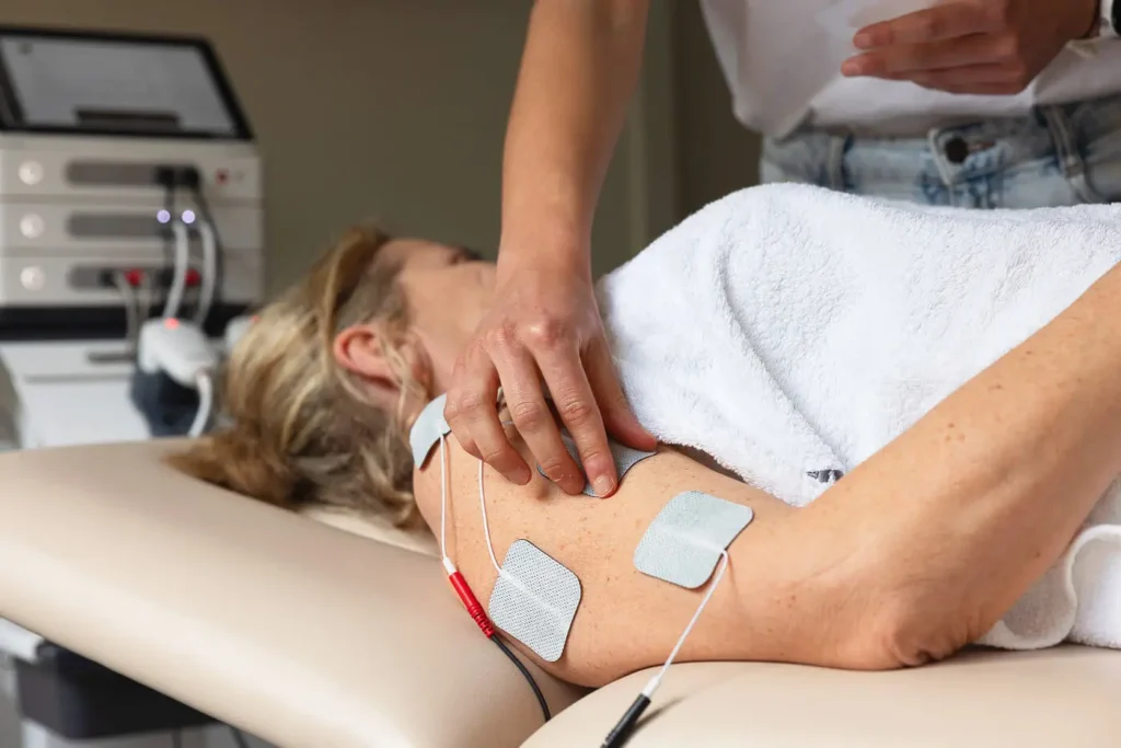 TENS terapija z elektrodami na rami pacientke